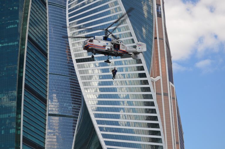 Показательные пожарные учения начались в Москве возле делового центра Москва-Сити