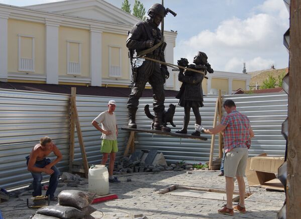 Монтаж памятника Вежливым людям в Симферополе
