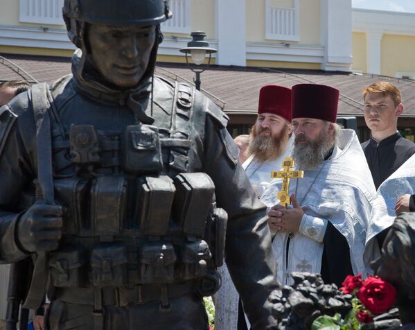 Священнослужители на открытии памятника Вежливым людям у здания Госсовета Республики Крым