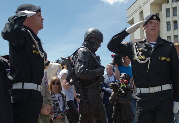 Открытие памятника Вежливым людям у здания Госсовета Республики Крым