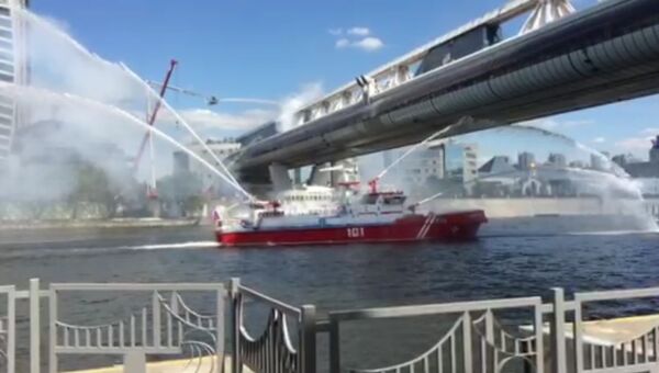 Пожарные корабли и вертолеты тушили загоревшийся пешеходный мост в Москве