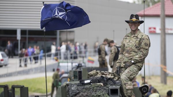 Военнослужащий армии США во время совместных учений войск НАТО в Купишкисе, Литва. 12 июня 2016