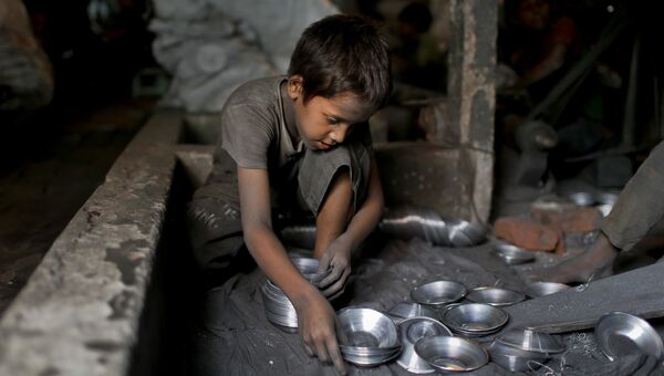 7-летний ребенок работает на заводе по производству металлической посуды в Дакке, Бангладеш