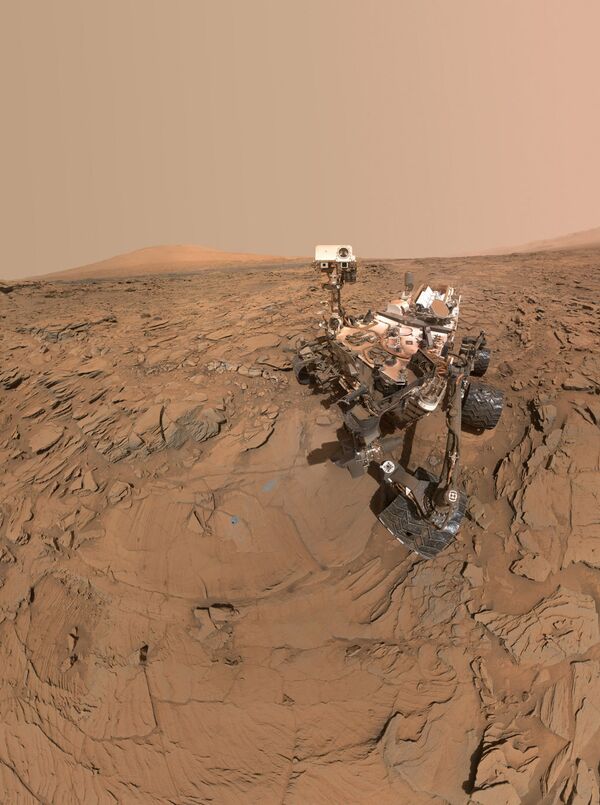 Сэлфи Curiosity, сделанный рядом с камнем Окорузо