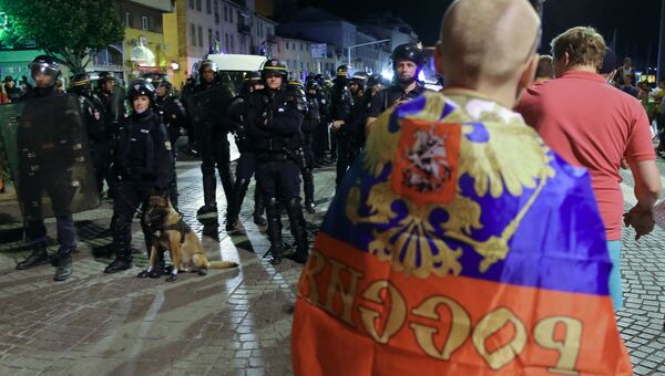 Полицейские стоят в оцеплении во время беспорядков после окончания матча между сборными командами Англии и России в Марселе