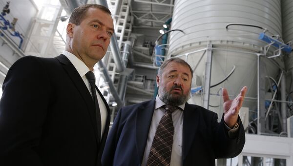 Председатель правительства РФ Дмитрий Медведев во время осмотра производства теплоизоляционной продукции для строительной отрасли на ЗАО Компания СТЭС-ВЛАДИМИР
