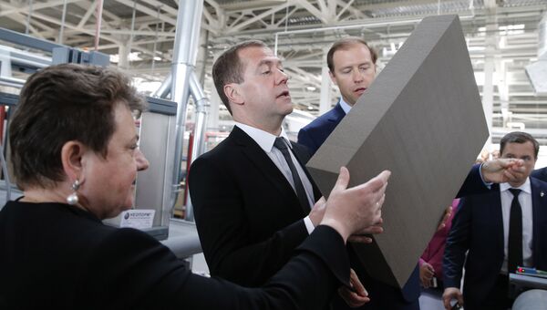 Председатель правительства РФ Дмитрий Медведев во время осмотра производства теплоизоляционной продукции для строительной отрасли на ЗАО Компания СТЭС-ВЛАДИМИР