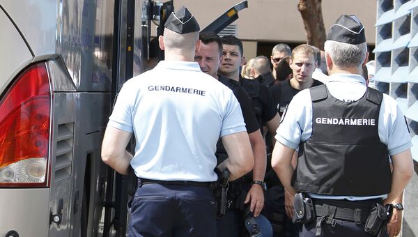Сотрудники правоохранительных органов Франции возле автобуса с российскими футбольными болельщиками в Лилле. 14 июня 2016
