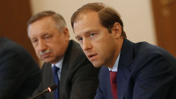 Министр промышленности и торговли РФ Денис Мантуров (справа). Архивное фото