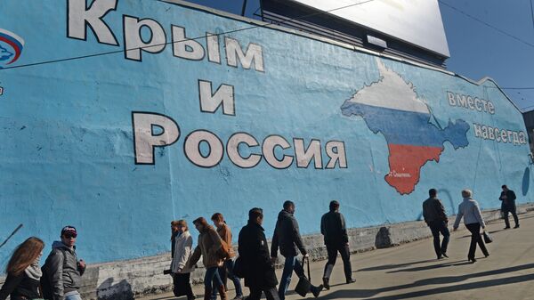 Патриотические граффити с надписью Россия и Крым  - вместе навсегда. Архивное фото
