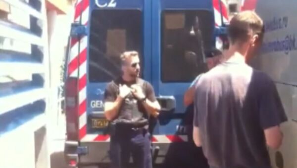 Полиция остановила автобус с российскими фанатами во Франции. Съемка очевидца