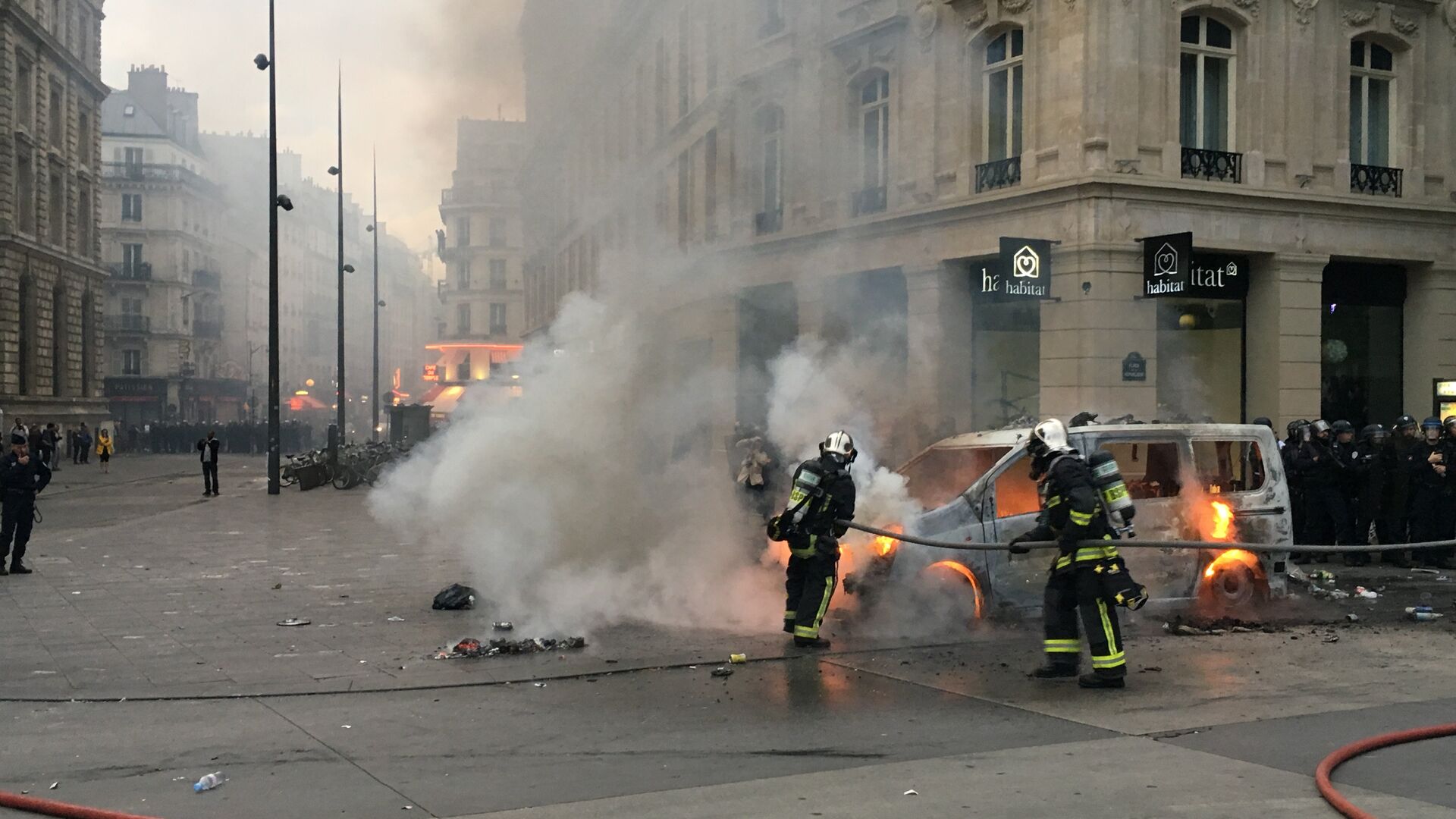 Протестующие против закона о труде на площади республики в Париже подожгли машину - РИА Новости, 1920, 02.01.2021