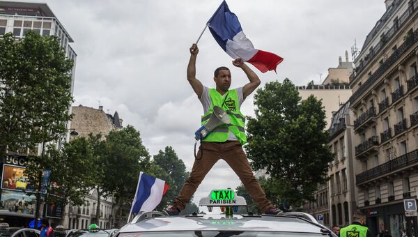 Участник акции против нового трудового законодательства на одной из улиц Парижа. 14 июня 2016