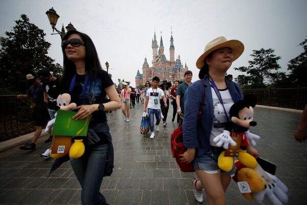 Посетители первого на территории континентального Китая парка развлечений Диснейленд в Шанхае