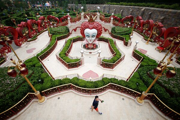 Посетитель первого на территории континентального Китая парка развлечений Диснейленд в Шанхае