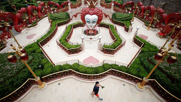 Посетитель первого на территории континентального Китая парка развлечений Диснейленд в Шанхае