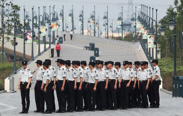 Охранники первого на территории континентального Китая парка развлечений Диснейленд в Шанхае