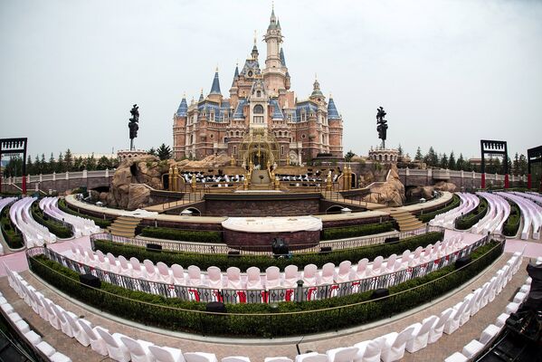 Места для посетителей церемонии открытия первого на территории континентального Китая парка развлечений Диснейленд в Шанхае