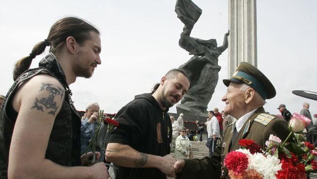 У памятника Освободителям в Парке Победы в Риге. Архивное фото