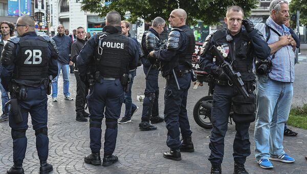Сотрудники полиции на одной из улиц во французском городе Лилле