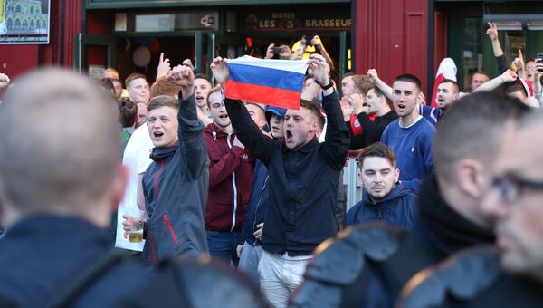 Болельщики с российским флагом на одной из улиц во французском городе Лилле