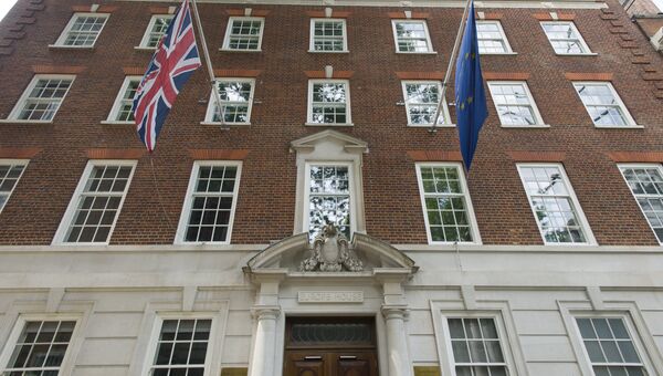 Британский флаг и флаг Евросоюза на здании Дома Европы в преддверии референдума по вопросу о сохранении членства Великобритании в ЕС