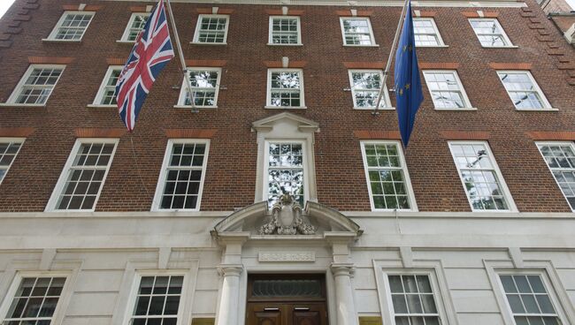 Британский флаг и флаг Евросоюза на здании Дома Европы в преддверии референдума по вопросу о сохранении членства Великобритании в ЕС. Архивное фото