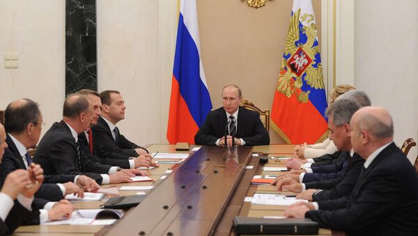 Президент России Владимир Путин проводит совещание с постоянными членами Совета безопасности РФ в Кремле. 15 июня 2016