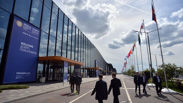 Здание конгрессно-выставочного центра ЭкспоФорум перед открытием XX Санкт-Петербургского международного экономического форума