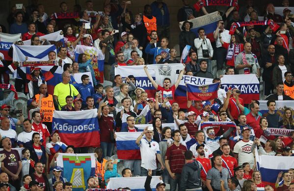 Российские болельщики во время матча группового этапа чемпионата Европы по футболу - 2016 между сборными командами России и Словакии