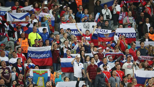 Российские болельщики во время матча группового этапа чемпионата Европы по футболу - 2016 между сборными командами России и Словакии