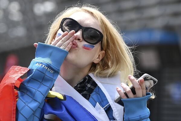 Российская болельщица перед матчем группового этапа чемпионата Европы по футболу - 2016