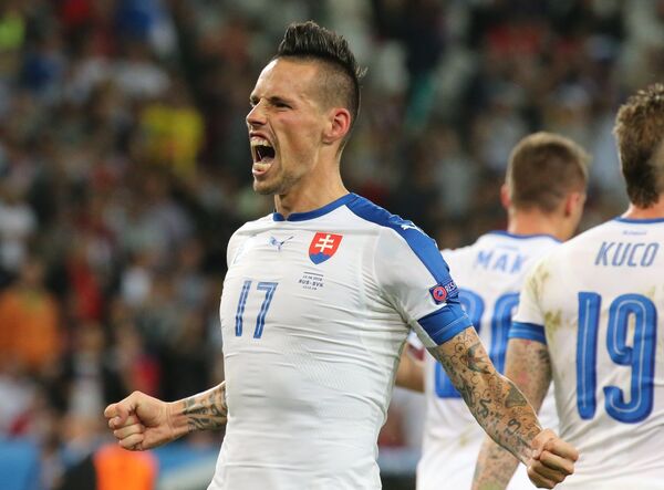 Игрок сборной Словакии Марек Гамшик радуется забитому мячу в матче группового этапа чемпионата Европы по футболу - 2016