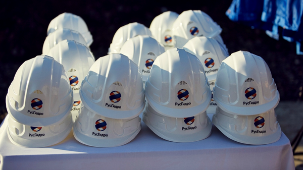 Защитные каски с логотипом ПАО РусГидро. архивное фото