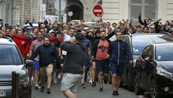 Английские болельщики преследуют российских в центре города Лилль, Франция. 15 июня 2016
