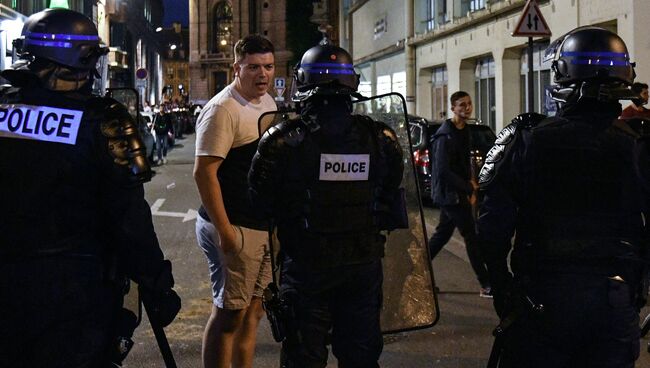 Сотрудники полиции общаются с болельщиками на одной из улиц Лилля, Франция. 15 июня 2016