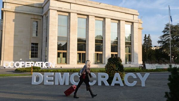 Надпись Демократия у Дворца наций в Женеве. Архивное фото