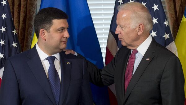 Вице-президент США Джо Байден время встречи с премьер-министром Украины Владимиром Гройсманом в Вашингтоне. Архивное фото