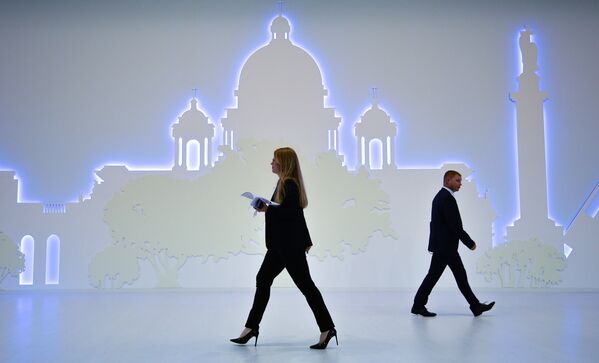 Посетители на выставке, которая проходит в рамках XX Петербургского международного экономического форума