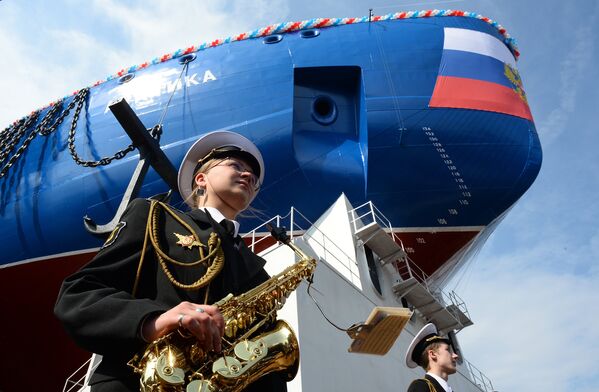 Музыканты духового оркестра ВМФ РФ на церемонии спуска на воду головного атомного ледокола проекта Арктика