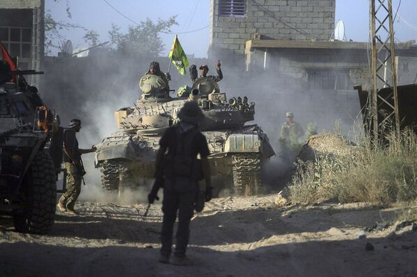 Иракские силы безопасности на позициях во время борьбы с боевиками ИГИЛ в городе Эль-Фаллуджа, Ирак