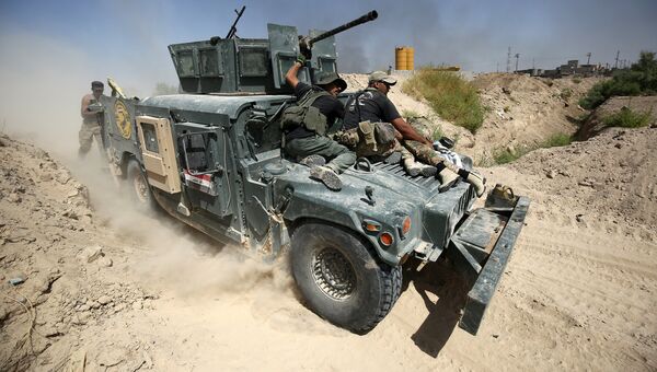 Иракские правительственные войска во время операции против ИГИЛ*. Архивное фото