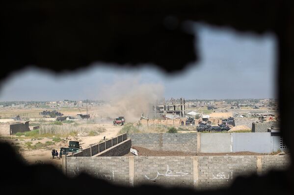 Иракские правительственные войска во время операции против ИГИЛ на юге города Эль-Фаллуджа