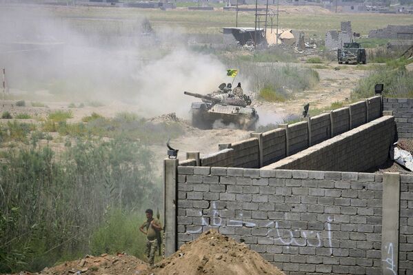 Иракские силы безопасности на позициях во время борьбы с боевиками ИГИЛ в городе Эль-Фаллуджа, Ирак