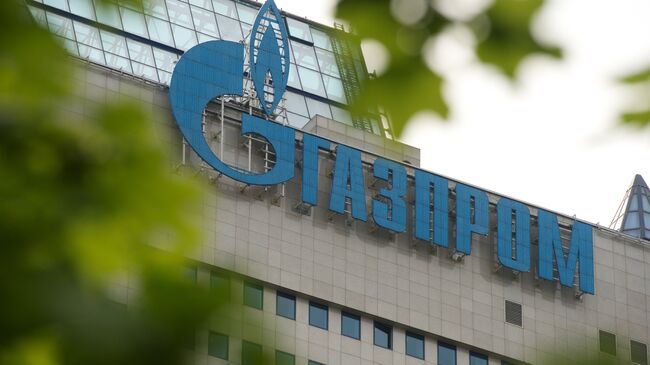 Вывеска на офисном здании компании Газпром. Архивное фото