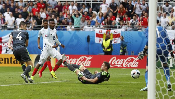 Игрок сборной Англии Дэниел Старридж забивает победный гол в ворота сборной Уэльса, 16 июня 2016