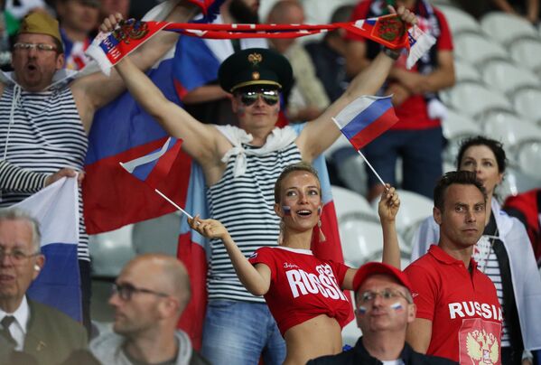 Российские болельщики перед началом матча группового этапа чемпионата Европы по футболу - 2016