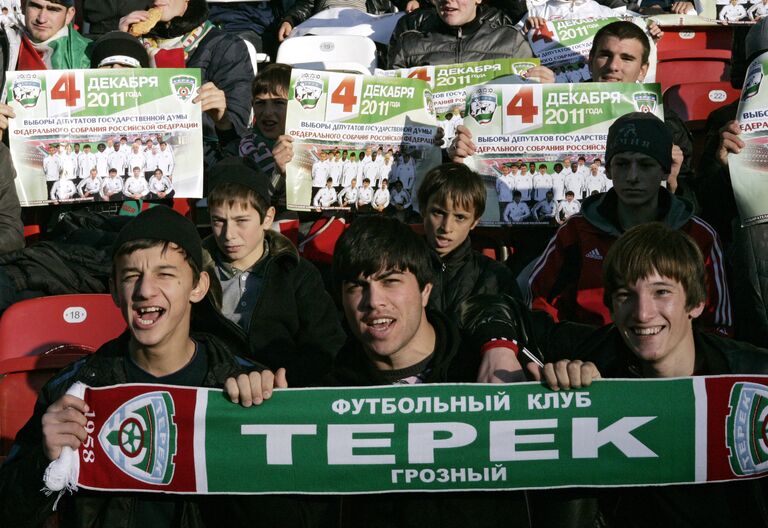 Болельщики футбольного клуба Терек на трибуне стадиона спортивного комплекса имени Ахмата-Хаджи Кадырова перед началом матча 31-го тура Чемпионата России по футболу Болельщики футбольного клуба Терек на трибуне стадиона спортивного комплекса имени Ахмата-Хаджи Кадырова перед началом матча 31-го тура Чемпионата России по футболу