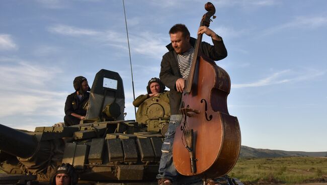 Музыкант играет на контрабасе во время патриотического фестиваля Хроники Крыма. Эпизод 2016: с чего начинается Родина? Музыкант играет на контрабасе во время патриотического фестиваля Хроники Крыма. Эпизод 2016: с чего начинается Родина?