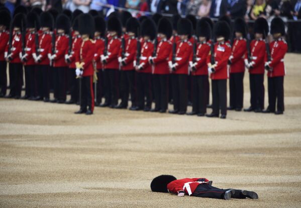 Гвардеец упал в обморок на ежегодной церемонии выноса знамени во время празднования дня рождения королевы  Елизаветы II
